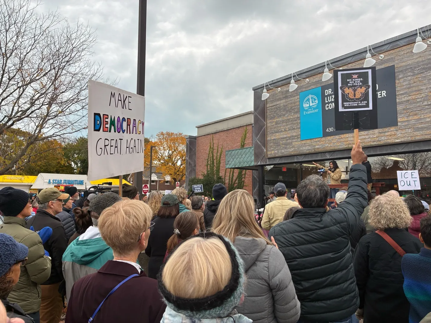 A group of people standing in a crowd
AI-generated content may be incorrect.