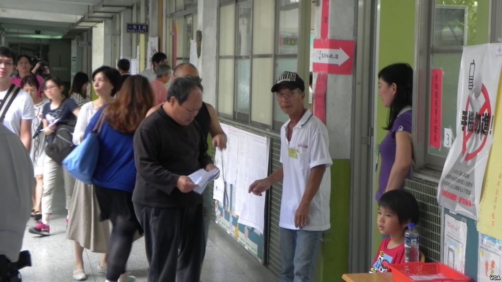 Voters queue to cast their ballots, Taipei, 29 November 2014